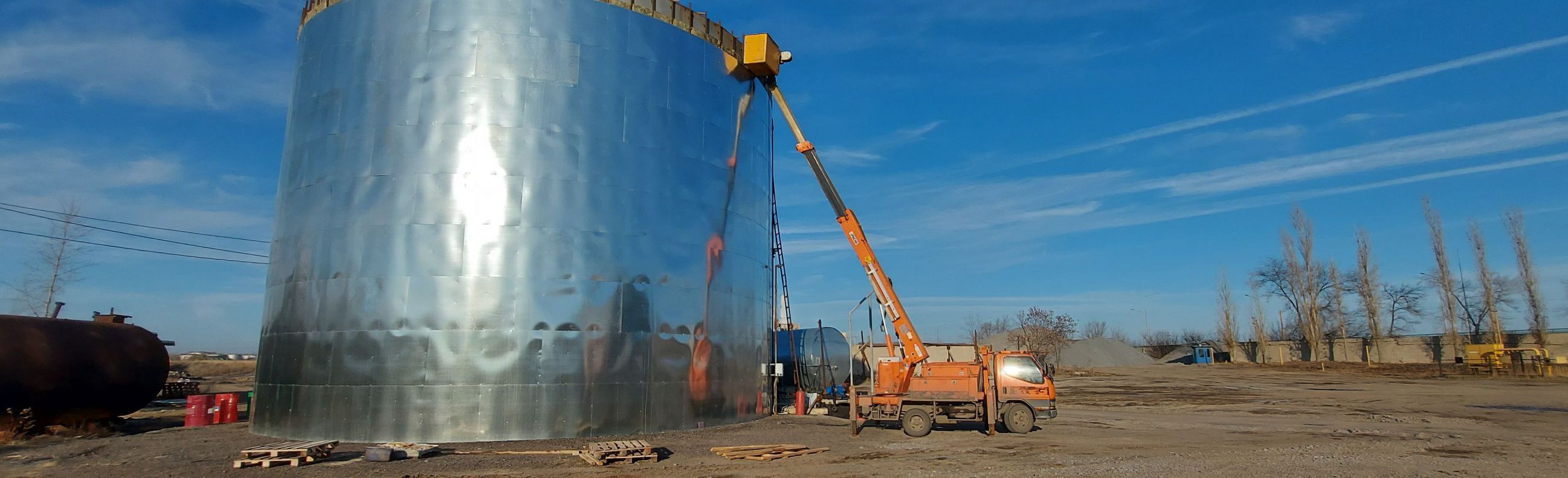 Аренда телескопической автовышки в Воронеже. Автовышка для монтажных работ